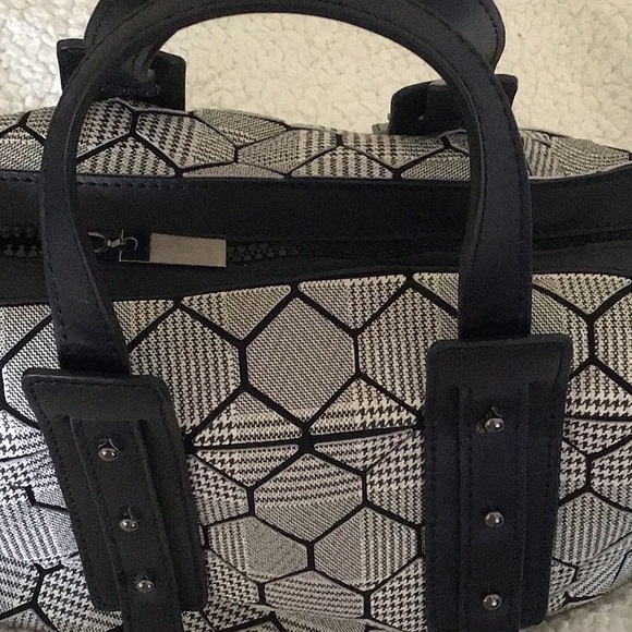 Black/gray geometric patterned vinyl satchel w/detachable strap, never used - Picture 5 of 5